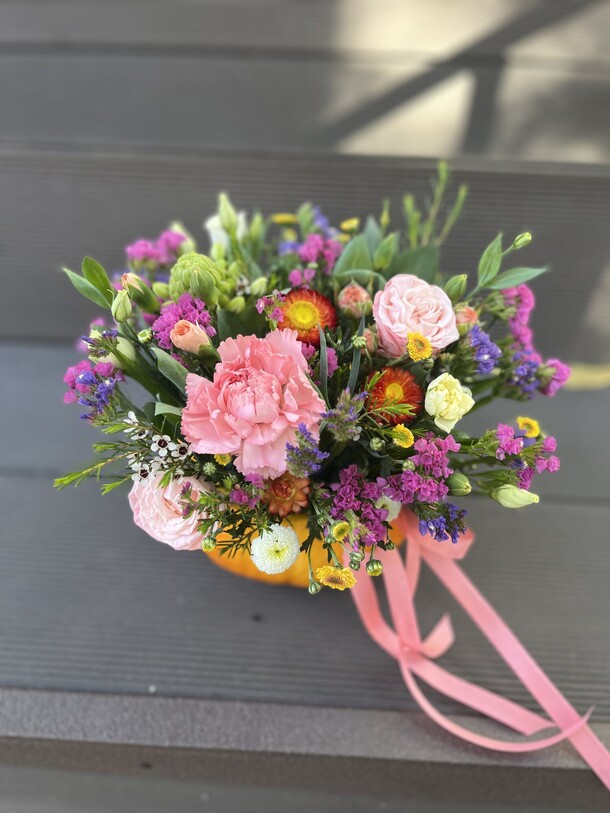 Композиция в тыкве, артикул F1326852 - 2570 рублей, доставка по городу. Flawery - доставка цветов