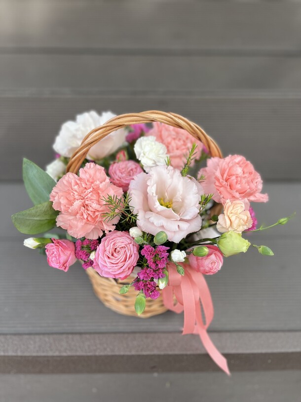 Корзина с нежными цветами, артикул F1329639 - 3490 рублей, доставка по городу. Flawery - доставка цветов