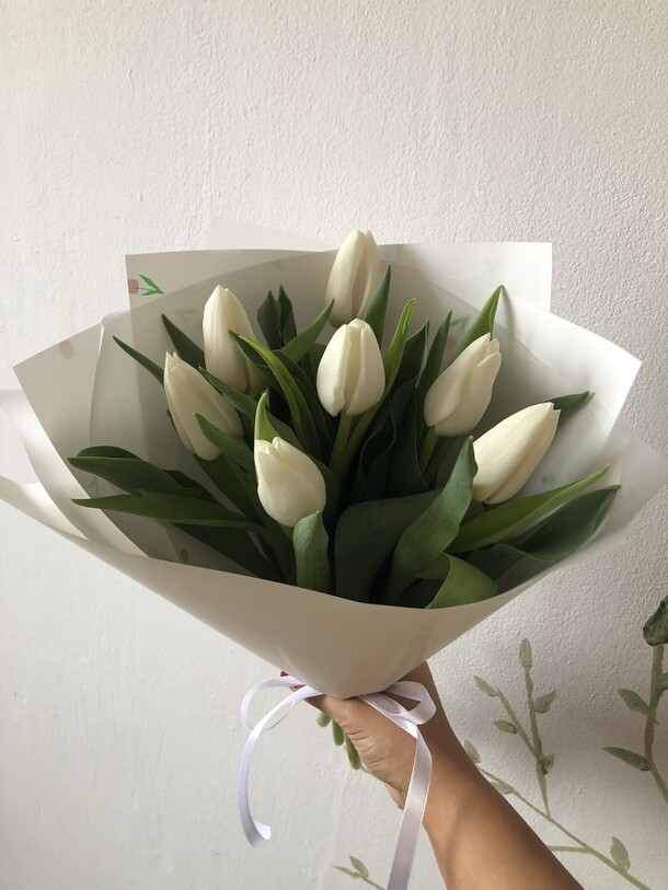 Белые тюльпаны 🌷, артикул F1329642 - 2590 рублей, доставка по городу. Flawery - доставка цветов