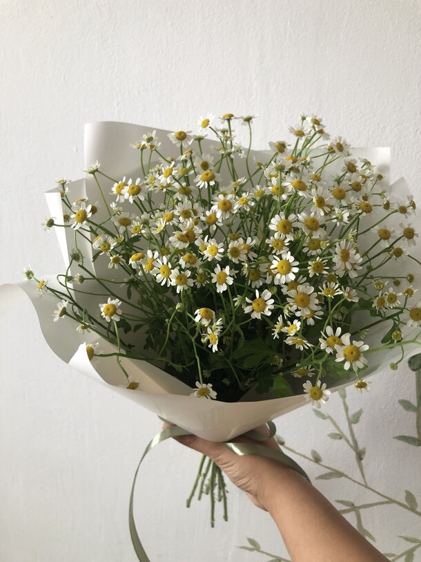 Букет с ромашками, артикул F1329972 - 2750 рублей, доставка по городу. Flawery - доставка цветов