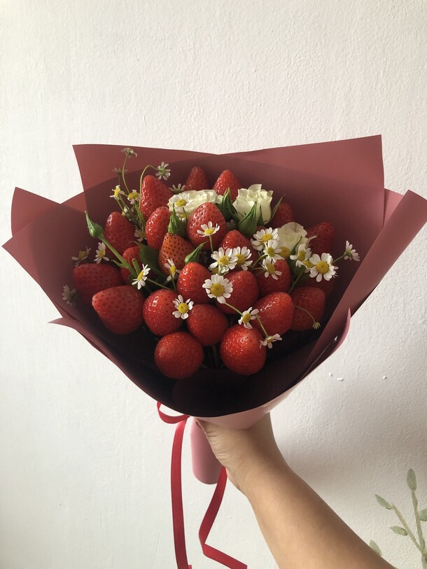 Букет с клубникой, артикул F1329988 - 3490 рублей, доставка по городу. Flawery - доставка цветов