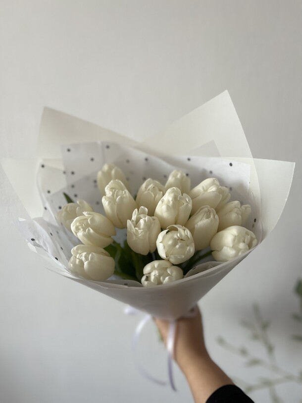 Букет с тюльпанами, артикул F1332275 - 5590 рублей, доставка по городу. Flawery - доставка цветов