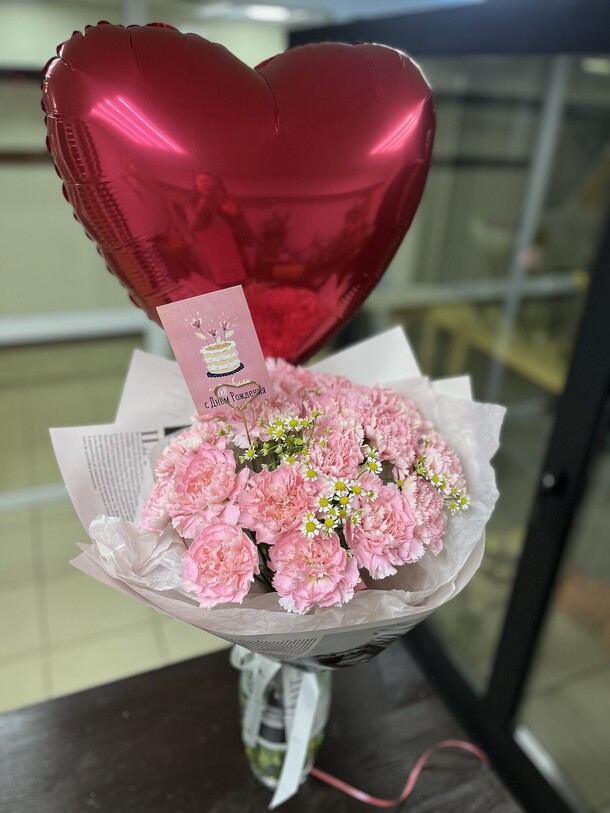 Букет с диантусами и шар сердечко ♥️, артикул F1332296 - 5890 рублей, доставка по городу. Flawery - доставка цветов