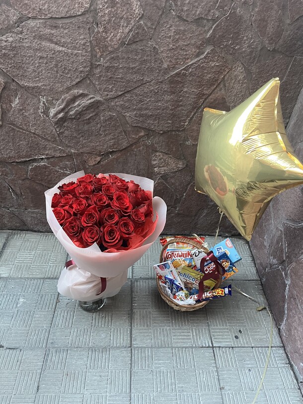 Букет и корзина сладостей, артикул F1332783 - 12990 рублей, доставка по городу. Flawery - доставка цветов