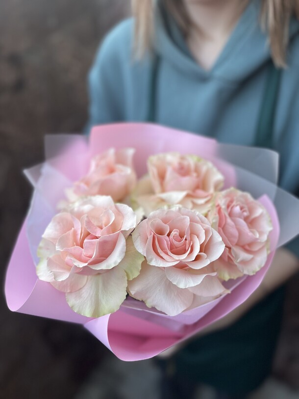 5 французских роз букет, артикул F1344481 - 2100 рублей, доставка по городу. Flawery - доставка цветов