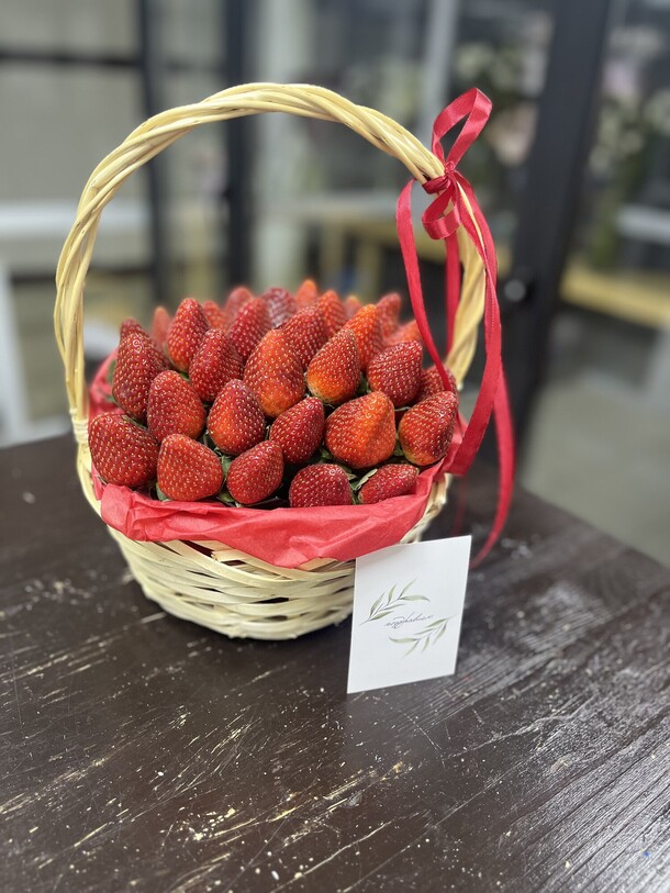 Корзина клубники, артикул F1367665 - 5990 рублей, доставка по городу. Flawery - доставка цветов