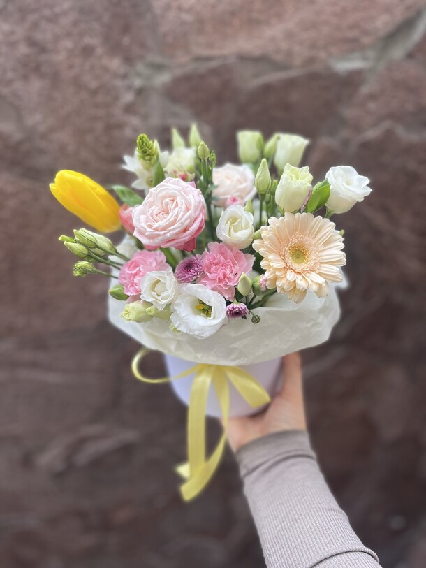 Композиция с тюльпаном и эустомой, артикул F1369611 - 2690 рублей, доставка по городу. Flawery - доставка цветов