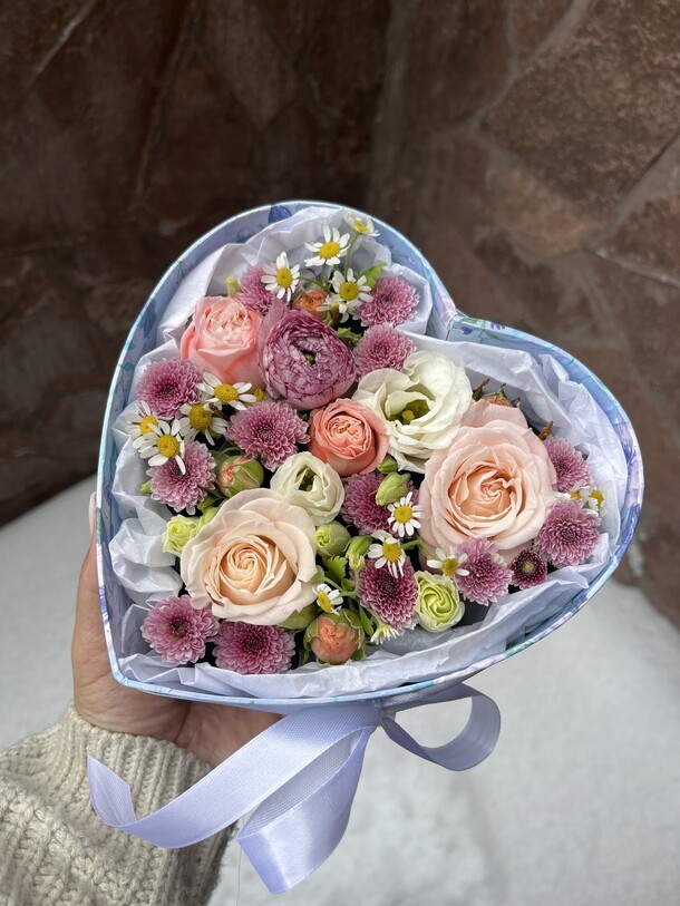 Сердечко с ранункулюсом, артикул F1371270 - 2490 рублей, доставка по городу. Flawery - доставка цветов