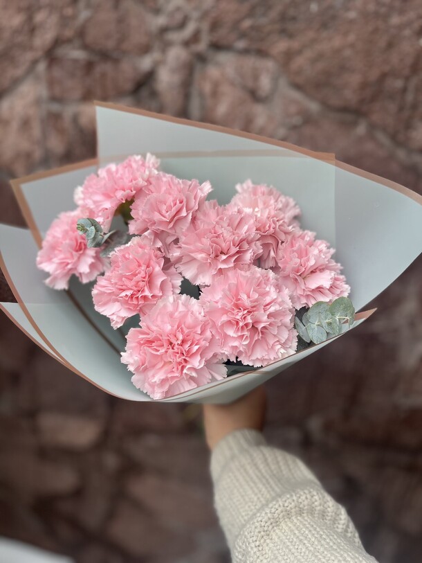 Диантусы с эвкалиптом, артикул F1373705 - 2290 рублей, доставка по городу. Flawery - доставка цветов