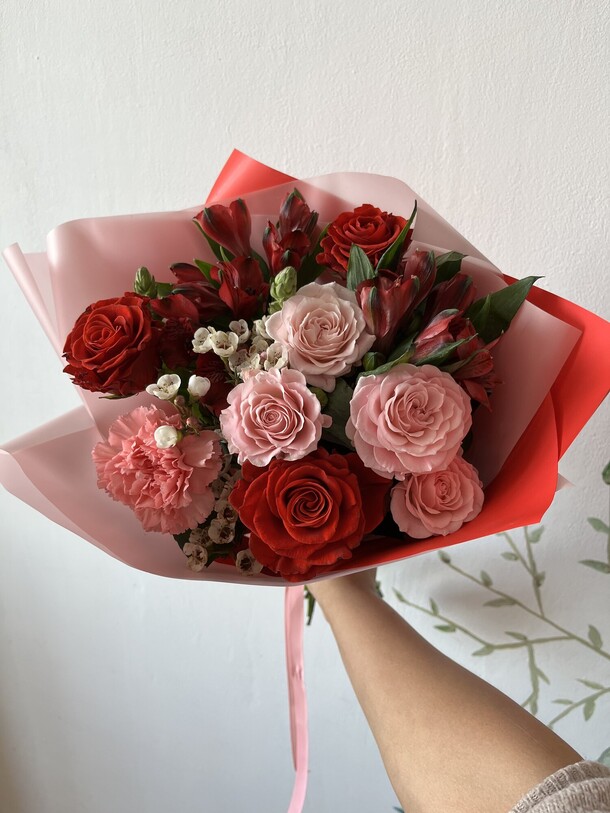 Букет с розами, артикул F1373716 - 4990 рублей, доставка по городу. Flawery - доставка цветов