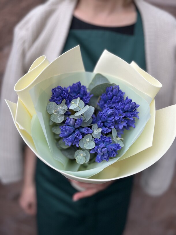 Букет с гиацинтами и эвкалиптом, артикул F1374345 - 2650 рублей, доставка по городу. Flawery - доставка цветов