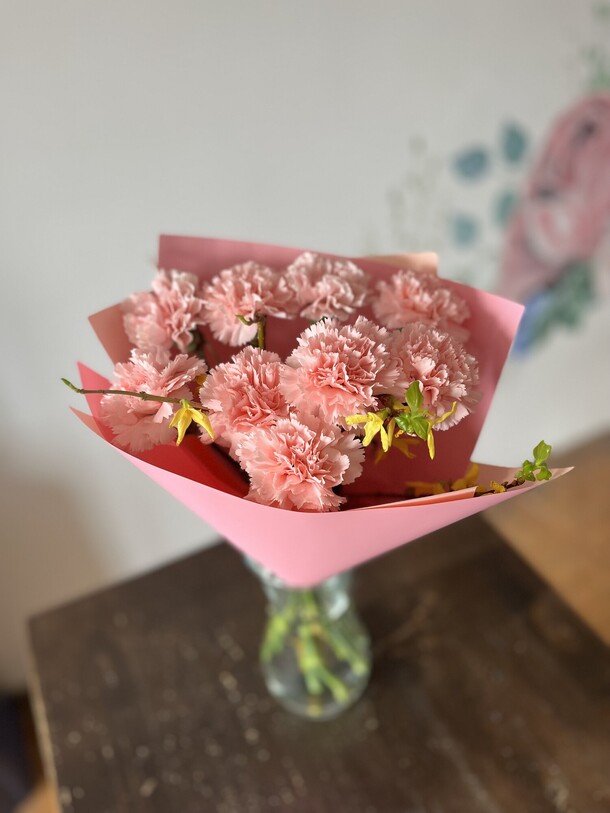 Диантусы и форзиция, артикул F1374354 - 2690 рублей, доставка по городу. Flawery - доставка цветов