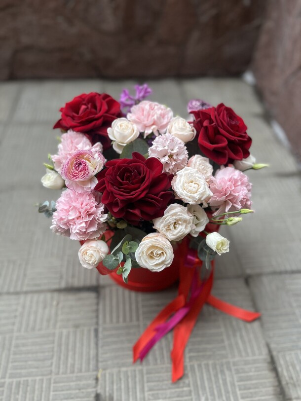 Композиция с французскими розами, артикул F1381797 - 5490 рублей, доставка по городу. Flawery - доставка цветов