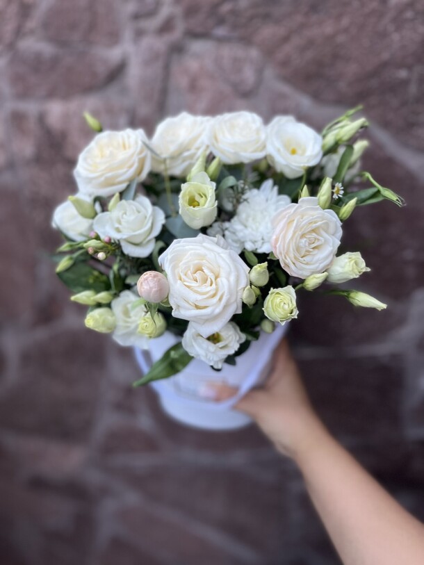 Цветы в сумочке, артикул F1381802 - 3080 рублей, доставка по городу. Flawery - доставка цветов