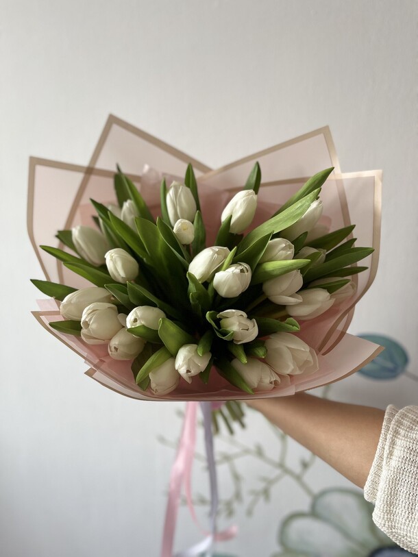 Букет 23 тюльпана, артикул F1385166 - 5990 рублей, доставка по городу. Flawery - доставка цветов