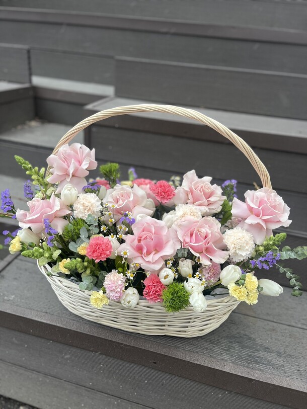 Корзина с французскими розами, артикул F1398564 - 24990 рублей, доставка по городу. Flawery - доставка цветов