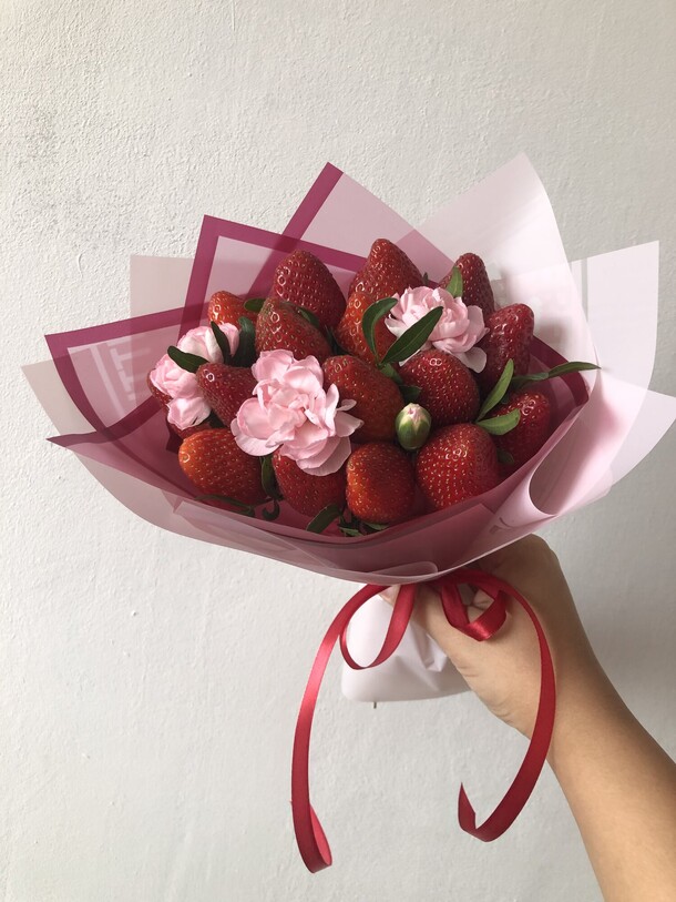 Букет с клубникой, артикул F1398574 - 2790 рублей, доставка по городу. Flawery - доставка цветов