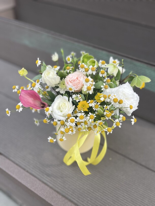 Композиция с каллой,эустомой и ромашкой, артикул F1410447 - 2890 рублей, доставка по городу. Flawery - доставка цветов