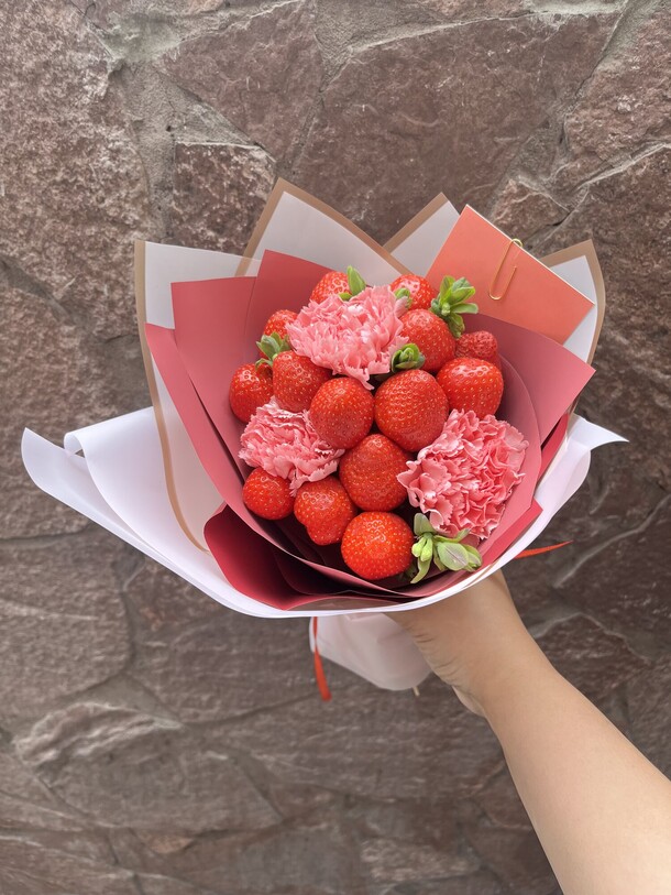 Букет с клубникой и диантусами, артикул F1410983 - 2790 рублей, доставка по городу. Flawery - доставка цветов