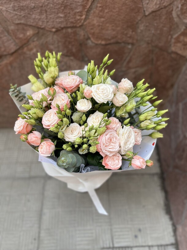 Букет с эустомой и пионовидной розой, артикул F1410984 - 10270 рублей, доставка по городу. Flawery - доставка цветов