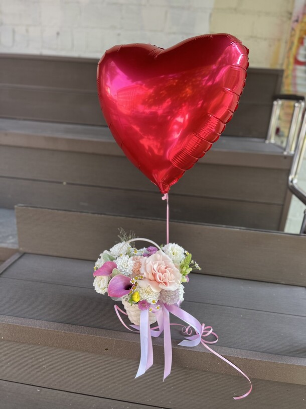 Цветы в корзине и шар сердечко ♥️, артикул F1456940 - 3190 рублей, доставка по городу. Flawery - доставка цветов