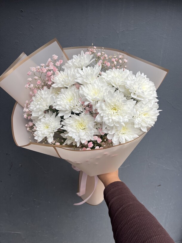 Хризантемы и гипсофила букет, артикул F1491709 - 2190 рублей, доставка по городу. Flawery - доставка цветов