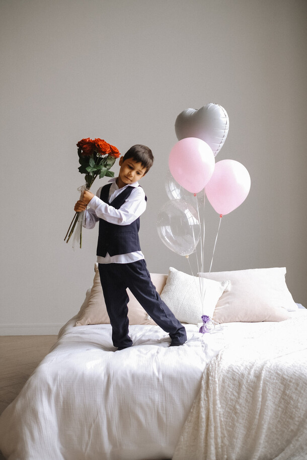 Красные розы и сет шаров, артикул F1492028 - 4890 рублей, доставка по городу. Flawery - доставка цветов