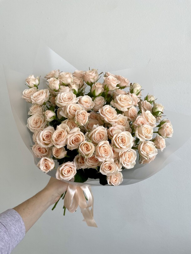 Букет из 19 пудровых кустовых роз, артикул F1329646 - 6150 рублей, доставка по городу. Flawery - доставка цветов