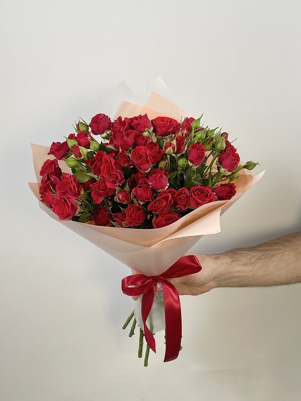 Букет из 9 красных кустовых роз, артикул F1329651 - 3920 рублей, доставка по городу. Flawery - доставка цветов