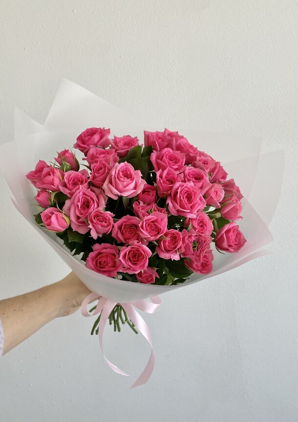 Букет «малинка» из ярко-розовых кустовых роз, артикул F1332878 - 3990 рублей, доставка по городу. Flawery - доставка цветов