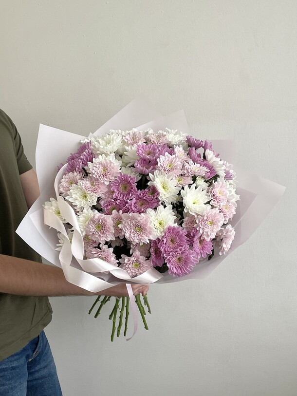Букет из 15 кустовых хризантем в сиреневых оттенках, артикул F1333292 - 5980 рублей, доставка по городу. Flawery - доставка цветов