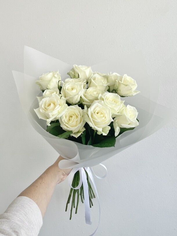 Букет «прогулка под луной» из 15 белых роз, артикул F1347529 - 3890 рублей, доставка по городу. Flawery - доставка цветов