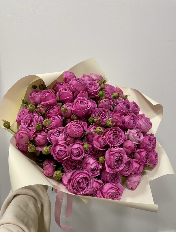 Роскошный букет из 19 пионовидных кустовых роз «мисти бабблз», артикул F1370938 - 10850 рублей, доставка по городу. Flawery - доставка цветов