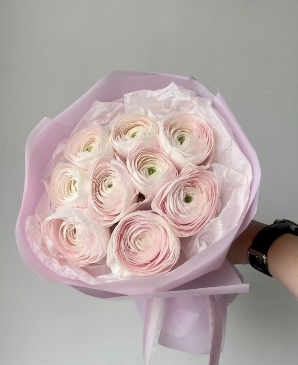 Букет «нежный шёлк» из 9 ранункулюсов, артикул F1400197 - 9450 рублей, доставка по городу. Flawery - доставка цветов