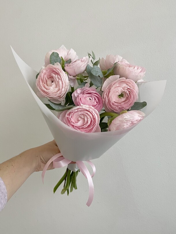 Букет из 9 ранункулюсов с эвкалиптом, артикул F1400764 - 7990 рублей, доставка по городу. Flawery - доставка цветов