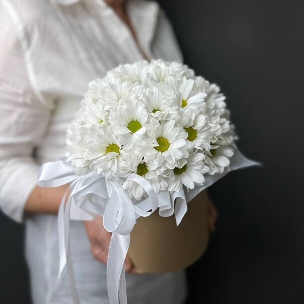 Коробочка с ромашковой хризантемой, артикул F1310752 - 3820 рублей, доставка по городу. Flawery - доставка цветов