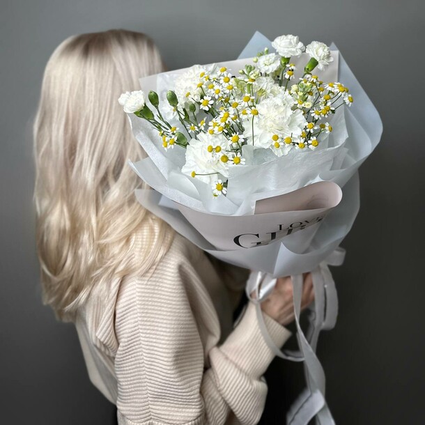 Белоснежный сборный букет комплимент, артикул F1310825 - 3310 рублей, доставка по городу. Flawery - доставка цветов