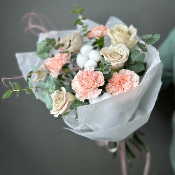 Сборный букет в пудровых тонах, артикул F1310827 - 4250 рублей, доставка по городу. Flawery - доставка цветов