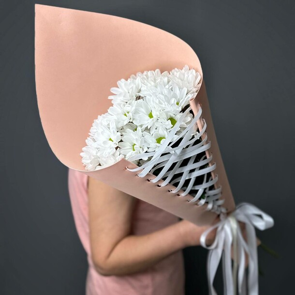 Букет из ромашковых хризантем "шнуровка", артикул F1314283 - 2420 рублей, доставка по городу. Flawery - доставка цветов