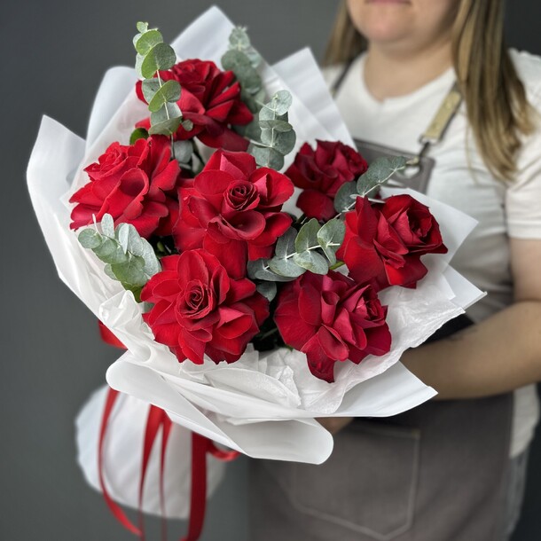 Букет из 7 красных французских роз, артикул F1317216 - 3370 рублей, доставка по городу. Flawery - доставка цветов