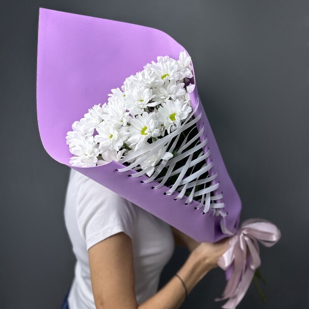 Букет «шнуровка» из хризантем, артикул F1318188 - 2420 рублей, доставка по городу. Flawery - доставка цветов