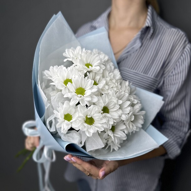 Букет из ромашковых хризантем, артикул F1319064 - 2580 рублей, доставка по городу. Flawery - доставка цветов