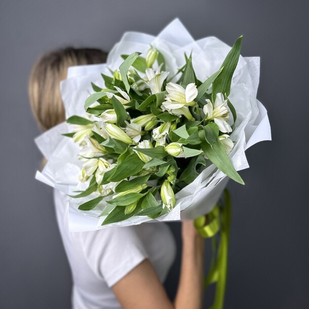 Букет из альстромерий, артикул F1319925 - 3980 рублей, доставка по городу. Flawery - доставка цветов