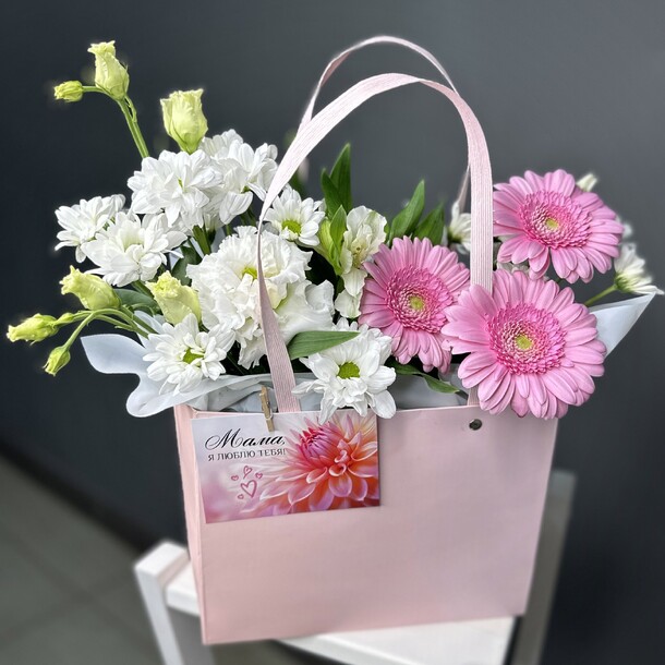 Сумочка с открыткой для мамы, артикул F1322431 - 4460 рублей, доставка по городу. Flawery - доставка цветов