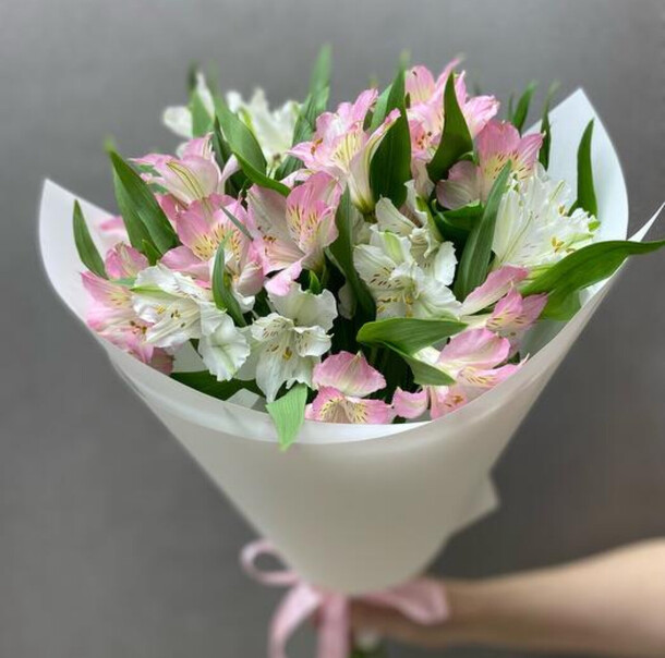 Нежный букет из 7 альстромерий, артикул F1349327 - 3150 рублей, доставка по городу. Flawery - доставка цветов