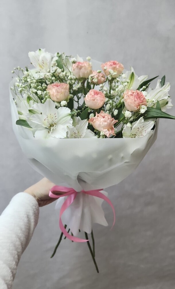 Нежный букет с кустовой розой, гипсофилой и альстромерией, артикул F1353346 - 2590 рублей, доставка по городу. Flawery - доставка цветов