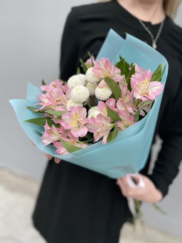 Милый букет с хризантемой и альстромеоией, артикул F1412286 - 2690 рублей, доставка по городу. Flawery - доставка цветов