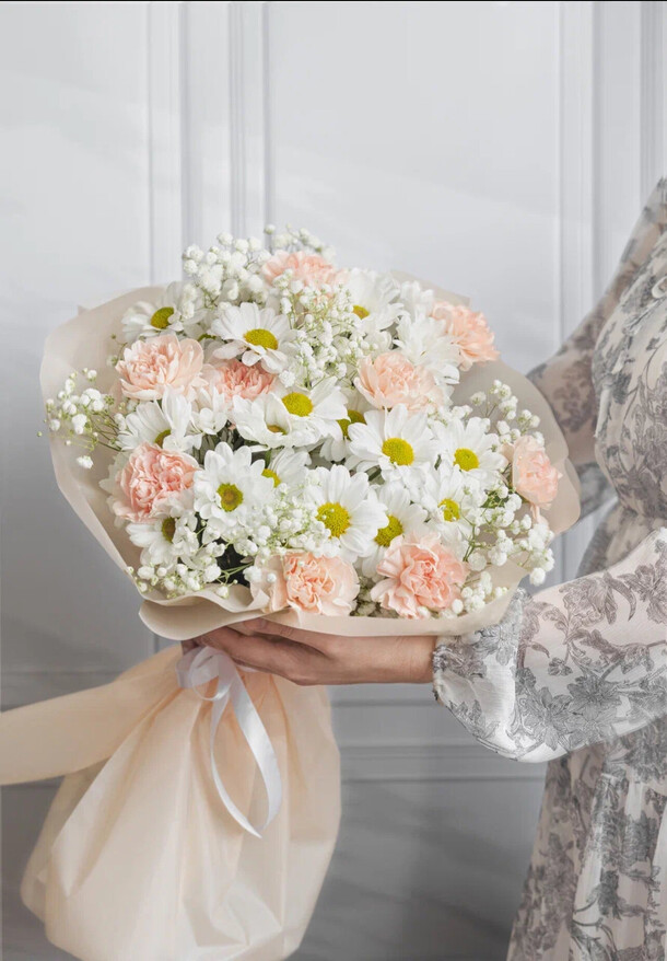 Очень нежный букет с ромашкой и диантусами, артикул F1413484 - 6550 рублей, доставка по городу. Flawery - доставка цветов