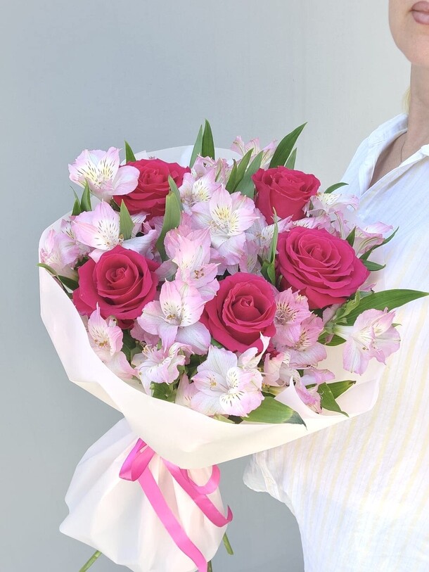 Интересный букет с розами и альстромериями, артикул F1470207 - 6290 рублей, доставка по городу. Flawery - доставка цветов