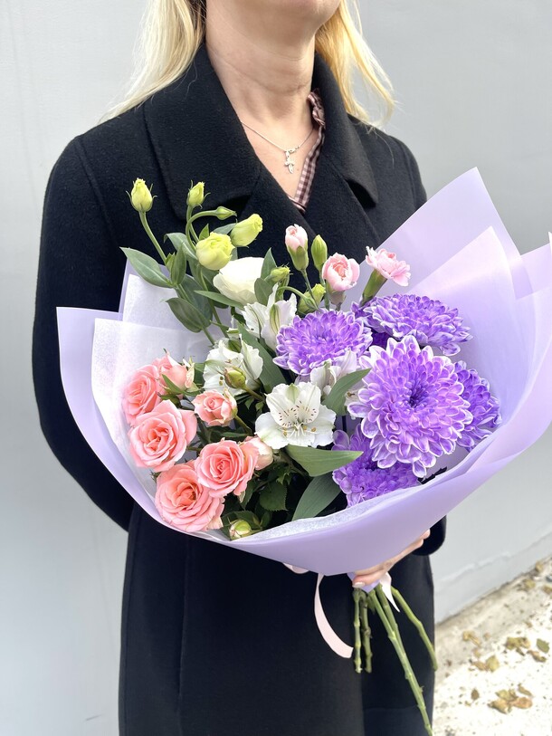 Милый букет с кустовой розой, хризантемой, эустомой и альстромерией, артикул F1481247 - 2850 рублей, доставка по городу. Flawery - доставка цветов